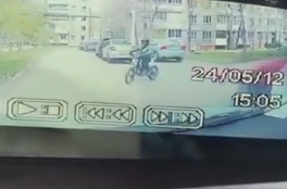 Ребенок на питбайке чудом не попал под колеса в Костроме