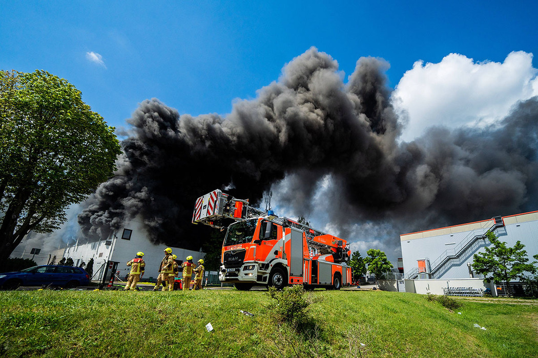 Пожар в Берлине на заводе производителя Iris-T все еще не потушен